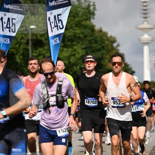 29.06.2025 - hella hamburg halbmarathon Dr. Thomas Lammeyer http://msf.ph/oto/8383228 29.06.2025 09:59:13 Kennedybrücke 1200, 1630, 1683, 1696, 1706, 1884, 2207, 2287, 2411, 2706, 2708, 3087, 3213, 3435, 3692, 3747, 3985, 4088, 4093, 4121, 4189, 4324, 4345, 4847, 4890, 5102, 5421, 5459, 5638, 5915, 6009, 6027, 6054, 6158, 6421, 6532, 6662, 6691, 6836, 6938, 7052, 7312, 7367, 7659, 8139, 8153, 8205, 8216, 8218, 8234, 8302, 8371, 8454, 8487, 8577, 8693, 8720, 8856, 8889, 8899, 8927, 8955, 8977, 9032, 9386, 9529, 9649, 9786, 9869, 9959, 10053, 10115, 10184, 10263, 10423, 11356 meine-sportfotos.de