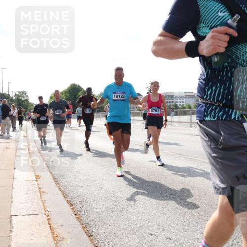 29.06.2025 - hella hamburg halbmarathon Lena Gebhardt http://msf.ph/oto/8383254 29.06.2025 10:02:50 Lombardsbrücke 8624, 13184, 5734, 10128, 6752, 1702, 1128, 1254, 1414, 1482, 1702, 1733, 2685, 2712, 2780, 2782, 2810, 2819, 3225, 3630, 3780, 3919, 3976, 4066, 4204, 4613, 4665, 4904, 5734, 6208, 6217, 6708, 6752, 6815, 6860, 6997, 7049, 7210, 7211, 7323, 7869, 7888, 8003, 8364, 8481, 8483, 8614, 8624, 8662, 8749, 9006, 9131, 9554, 9986, 10128, 10295, 10539, 11191, 11250, 11515, 11670, 11702, 11782, 11935, 11968, 12169, 12422, 12908, 13664, 14224 meine-sportfotos.de