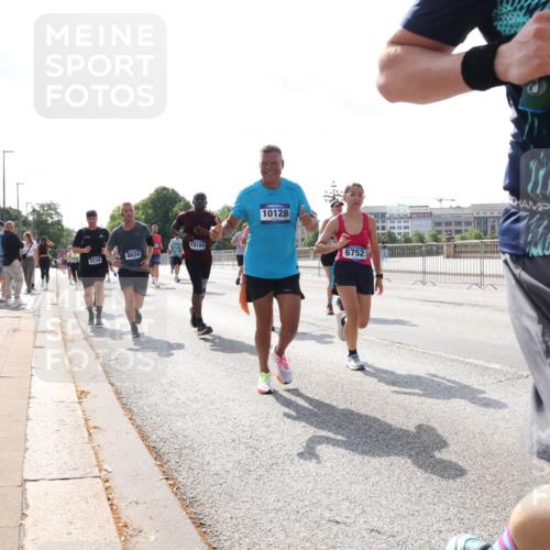29.06.2025 - hella hamburg halbmarathon Lena Gebhardt http://msf.ph/oto/8383355 29.06.2025 10:02:50 Lombardsbrücke 5734, 8624, 13184, 10128, 6752, 170, 1128, 1254, 1414, 1482, 1702, 1733, 2685, 2712, 2780, 2782, 2810, 2819, 3225, 3630, 3780, 3919, 3976, 4066, 4204, 4613, 4665, 4904, 5734, 6208, 6217, 6708, 6752, 6815, 6860, 6997, 7049, 7210, 7211, 7323, 7869, 7888, 8003, 8364, 8481, 8483, 8614, 8624, 8662, 8749, 9006, 9131, 9554, 9986, 10128, 10295, 10539, 11191, 11250, 11515, 11670, 11702, 11782, 11935, 11968, 12169, 12422, 12908, 13664, 14224 meine-sportfotos.de