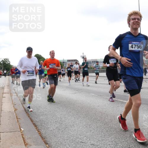 29.06.2025 - hella hamburg halbmarathon Lena Gebhardt http://msf.ph/oto/8383368 29.06.2025 10:40:23 Lombardsbrücke 6548, 136, 11717, 12364, 4756, 6673, 1018, 1037, 1058, 1076, 1291, 1586, 1691, 1899, 2019, 2042, 2109, 2206, 2254, 2515, 2572, 2762, 2763, 2866, 2888, 3237, 3293, 3295, 3515, 3607, 3808, 3810, 4173, 4271, 4411, 4471, 4612, 4756, 4906, 5059, 5113, 5229, 5263, 5351, 5352, 5654, 5702, 5877, 5901, 5975, 6076, 6097, 6229, 6278, 6280, 6363, 6463, 6548, 6673, 6698, 6750, 6866, 6876, 6890, 6920, 7108, 7174, 7455, 7456, 7675, 7850, 7956, 8307, 8378, 8391 meine-sportfotos.de