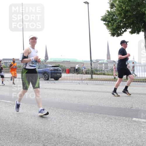29.06.2025 - hella hamburg halbmarathon Lena Gebhardt http://msf.ph/oto/8383398 29.06.2025 10:49:38 Lombardsbrücke 14389, 11558, 18470, 1040, 1041, 1525, 1625, 1805, 1888, 2067, 2212, 2466, 2527, 2541, 2668, 2862, 2927, 2997, 3070, 3183, 3232, 3383, 3943, 4403, 4525, 4527, 4589, 4769, 4809, 4870, 5076, 5106, 5463, 5552, 5694, 6191, 6694, 6989, 7301, 7305, 7339, 7366, 7650, 7679, 7931, 7936, 8065, 8549, 9015, 9162, 9245, 9261, 10033, 10038, 10130, 10333, 10403, 10479, 10683, 10704, 10782, 10785, 11558, 11631, 12124, 12388, 13764, 14545, 14692 meine-sportfotos.de