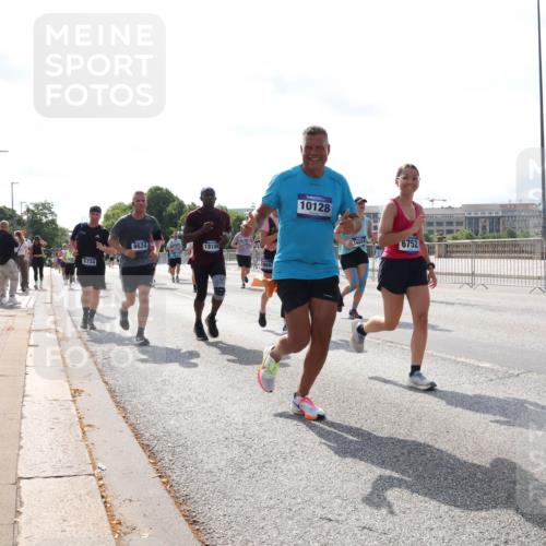 29.06.2025 - hella hamburg halbmarathon Lena Gebhardt http://msf.ph/oto/8383407 29.06.2025 10:02:50 Lombardsbrücke 5734, 8624, 13184, 10128, 16654, 6752, 1128, 1254, 1414, 1482, 1702, 1733, 2685, 2712, 2780, 2782, 2810, 2819, 3225, 3630, 3780, 3919, 3976, 4066, 4204, 4613, 4665, 4904, 5734, 6208, 6217, 6708, 6752, 6815, 6860, 6997, 7049, 7210, 7211, 7323, 7869, 7888, 8003, 8364, 8481, 8483, 8614, 8624, 8662, 8749, 9006, 9131, 9554, 9986, 10128, 10295, 10539, 11191, 11250, 11515, 11670, 11702, 11782, 11935, 11968, 12169, 12422, 12908, 13664, 14224 meine-sportfotos.de