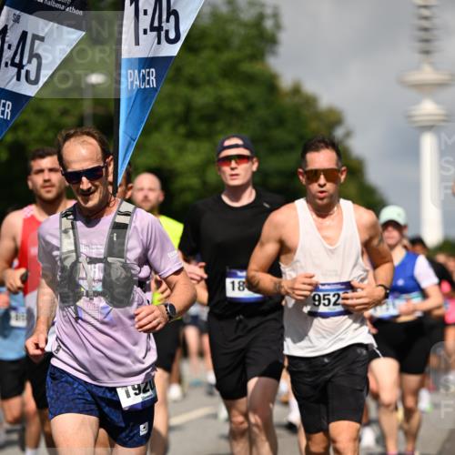29.06.2025 - hella hamburg halbmarathon Dr. Thomas Lammeyer http://msf.ph/oto/8383414 29.06.2025 09:59:13 Kennedybrücke 1200, 1630, 1683, 1696, 1706, 1884, 2207, 2287, 2411, 2706, 2708, 3087, 3213, 3435, 3692, 3747, 3985, 4088, 4093, 4121, 4189, 4324, 4345, 4847, 4890, 5102, 5421, 5459, 5638, 5915, 6009, 6027, 6054, 6158, 6421, 6532, 6662, 6691, 6836, 6938, 7052, 7312, 7367, 7659, 8139, 8153, 8205, 8216, 8218, 8234, 8302, 8371, 8454, 8487, 8577, 8693, 8720, 8856, 8889, 8899, 8927, 8955, 8977, 9032, 9386, 9529, 9649, 9786, 9869, 9959, 10053, 10115, 10184, 10263, 10423, 11356 meine-sportfotos.de