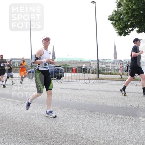 29.06.2025 - hella hamburg halbmarathon Lena Gebhardt http://msf.ph/oto/8383435 29.06.2025 10:49:38 Lombardsbrücke 18470, 1040, 1041, 1525, 1625, 1805, 1888, 2067, 2212, 2466, 2527, 2541, 2668, 2862, 2927, 2997, 3070, 3183, 3232, 3383, 3943, 4403, 4525, 4527, 4589, 4769, 4809, 4870, 5076, 5106, 5463, 5552, 5694, 6191, 6694, 6989, 7301, 7305, 7339, 7366, 7650, 7679, 7931, 7936, 8065, 8549, 9015, 9162, 9245, 9261, 10033, 10038, 10130, 10333, 10403, 10479, 10683, 10704, 10782, 10785, 11558, 11631, 12124, 12388, 13764, 14545, 14692 meine-sportfotos.de
