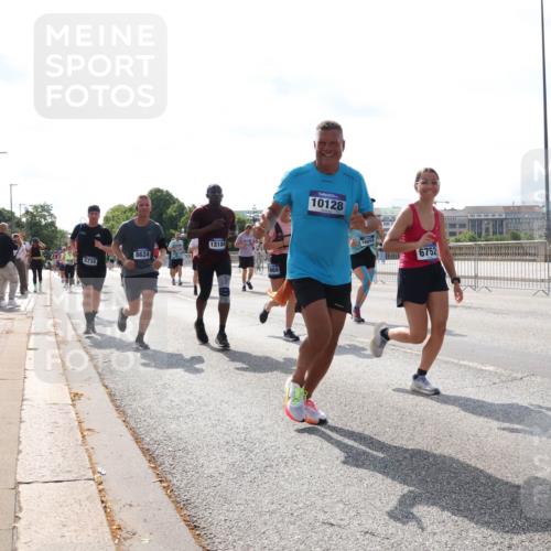 29.06.2025 - hella hamburg halbmarathon Lena Gebhardt http://msf.ph/oto/8383441 29.06.2025 10:02:50 Lombardsbrücke 5734, 8624, 13184, 10128, 16654, 6752, 1128, 1254, 1414, 1482, 1702, 1733, 2685, 2712, 2780, 2782, 2810, 2819, 3225, 3630, 3780, 3919, 3976, 4066, 4204, 4613, 4665, 4904, 5734, 6208, 6217, 6708, 6752, 6815, 6860, 6997, 7049, 7210, 7211, 7323, 7869, 7888, 8003, 8364, 8481, 8483, 8614, 8624, 8662, 8749, 9006, 9131, 9554, 9986, 10128, 10295, 10539, 11191, 11250, 11515, 11670, 11702, 11782, 11935, 11968, 12169, 12422, 12908, 13664, 14224 meine-sportfotos.de