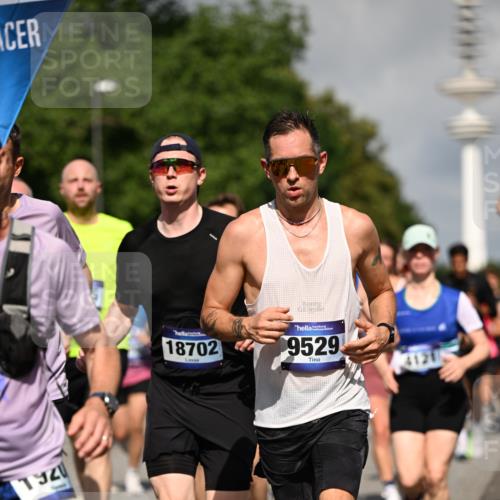 29.06.2025 - hella hamburg halbmarathon Dr. Thomas Lammeyer http://msf.ph/oto/8383469 29.06.2025 09:59:14 Kennedybrücke 1200, 1630, 1683, 1696, 1706, 1884, 2207, 2287, 2411, 2706, 2708, 3087, 3213, 3435, 3692, 3747, 3985, 4088, 4093, 4121, 4189, 4324, 4345, 4601, 4847, 4890, 5102, 5421, 5459, 5638, 5915, 6009, 6027, 6054, 6158, 6421, 6532, 6662, 6691, 6836, 6938, 7052, 7056, 7312, 7367, 7659, 8139, 8153, 8205, 8216, 8218, 8234, 8302, 8371, 8454, 8487, 8577, 8693, 8720, 8856, 8889, 8899, 8927, 8955, 8977, 9032, 9386, 9529, 9649, 9786, 9869, 9959, 10053, 10115, 10184, 10263, 10423, 11356 meine-sportfotos.de