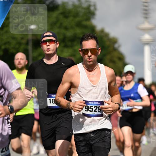 29.06.2025 - hella hamburg halbmarathon Dr. Thomas Lammeyer http://msf.ph/oto/8383496 29.06.2025 09:59:14 Kennedybrücke 1200, 1630, 1683, 1696, 1706, 1884, 2207, 2287, 2411, 2706, 2708, 3087, 3213, 3435, 3692, 3747, 3985, 4088, 4093, 4121, 4189, 4324, 4345, 4601, 4847, 4890, 5102, 5421, 5459, 5638, 5915, 6009, 6027, 6054, 6158, 6421, 6532, 6662, 6691, 6836, 6938, 7052, 7056, 7312, 7367, 7659, 8139, 8153, 8205, 8216, 8218, 8234, 8302, 8371, 8454, 8487, 8577, 8693, 8720, 8856, 8889, 8899, 8927, 8955, 8977, 9032, 9386, 9529, 9649, 9786, 9869, 9959, 10053, 10115, 10184, 10263, 10423, 11356 meine-sportfotos.de