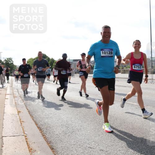 29.06.2025 - hella hamburg halbmarathon Lena Gebhardt http://msf.ph/oto/8383497 29.06.2025 10:02:51 Lombardsbrücke 5734, 862, 13184, 1968, 10128, 6752, 1128, 1254, 1414, 1482, 1702, 1733, 2685, 2712, 2780, 2782, 2810, 2819, 3225, 3630, 3780, 3919, 3976, 4066, 4204, 4613, 4665, 4904, 5734, 6208, 6217, 6708, 6752, 6815, 6860, 6997, 7049, 7210, 7211, 7323, 7869, 7888, 8003, 8364, 8481, 8483, 8614, 8624, 8662, 8749, 9006, 9131, 9439, 9554, 9986, 10128, 10295, 10539, 11191, 11250, 11515, 11670, 11702, 11782, 11935, 11968, 12169, 12422, 12908, 13664, 13874, 14224 meine-sportfotos.de
