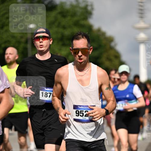 29.06.2025 - hella hamburg halbmarathon Dr. Thomas Lammeyer http://msf.ph/oto/8383523 29.06.2025 09:59:14 Kennedybrücke 1200, 1630, 1683, 1696, 1706, 1884, 2207, 2287, 2411, 2706, 2708, 3087, 3213, 3435, 3692, 3747, 3985, 4088, 4093, 4121, 4189, 4324, 4345, 4601, 4847, 4890, 5102, 5421, 5459, 5638, 5915, 6009, 6027, 6054, 6158, 6421, 6532, 6662, 6691, 6836, 6938, 7052, 7056, 7312, 7367, 7659, 8139, 8153, 8205, 8216, 8218, 8234, 8302, 8371, 8454, 8487, 8577, 8693, 8720, 8856, 8889, 8899, 8927, 8955, 8977, 9032, 9386, 9529, 9649, 9786, 9869, 9959, 10053, 10115, 10184, 10263, 10423, 11356 meine-sportfotos.de