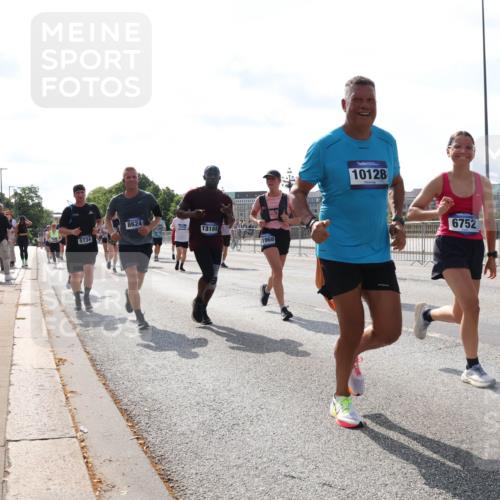 29.06.2025 - hella hamburg halbmarathon Lena Gebhardt http://msf.ph/oto/8383537 29.06.2025 10:02:51 Lombardsbrücke 8624, 5734, 13184, 10128, 6752, 1128, 1254, 1414, 1482, 1702, 1733, 2685, 2712, 2780, 2782, 2810, 2819, 3225, 3630, 3780, 3919, 3976, 4066, 4204, 4613, 4665, 4904, 5734, 6208, 6217, 6708, 6752, 6815, 6860, 6997, 7049, 7210, 7211, 7323, 7869, 7888, 8003, 8364, 8481, 8483, 8614, 8624, 8662, 8749, 9006, 9131, 9439, 9554, 9986, 10128, 10295, 10539, 11191, 11250, 11515, 11670, 11702, 11782, 11935, 11968, 12169, 12422, 12908, 13664, 13874, 14224 meine-sportfotos.de