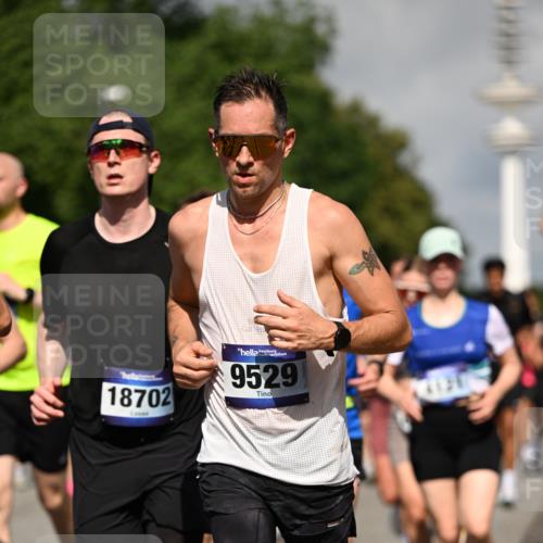 29.06.2025 - hella hamburg halbmarathon Dr. Thomas Lammeyer http://msf.ph/oto/8383551 29.06.2025 09:59:14 Kennedybrücke 1200, 1630, 1683, 1696, 1706, 1884, 2207, 2287, 2411, 2706, 2708, 3087, 3213, 3435, 3692, 3747, 3985, 4088, 4093, 4121, 4189, 4324, 4345, 4601, 4847, 4890, 5102, 5421, 5459, 5638, 5915, 6009, 6027, 6054, 6158, 6421, 6532, 6662, 6691, 6836, 6938, 7052, 7056, 7312, 7367, 7659, 8139, 8153, 8205, 8216, 8218, 8234, 8302, 8371, 8454, 8487, 8577, 8693, 8720, 8856, 8889, 8899, 8927, 8955, 8977, 9032, 9386, 9529, 9649, 9786, 9869, 9959, 10053, 10115, 10184, 10263, 10423, 11356 meine-sportfotos.de