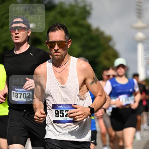 29.06.2025 - hella hamburg halbmarathon Dr. Thomas Lammeyer http://msf.ph/oto/8383580 29.06.2025 09:59:14 Kennedybrücke 1200, 1630, 1683, 1696, 1706, 1884, 2207, 2287, 2411, 2706, 2708, 3087, 3213, 3435, 3692, 3747, 3985, 4088, 4093, 4121, 4189, 4324, 4345, 4601, 4847, 4890, 5102, 5421, 5459, 5638, 5915, 6009, 6027, 6054, 6158, 6421, 6532, 6662, 6691, 6836, 6938, 7052, 7056, 7312, 7367, 7659, 8139, 8153, 8205, 8216, 8218, 8234, 8302, 8371, 8454, 8487, 8577, 8693, 8720, 8856, 8889, 8899, 8927, 8955, 8977, 9032, 9386, 9529, 9649, 9786, 9869, 9959, 10053, 10115, 10184, 10263, 10423, 11356 meine-sportfotos.de