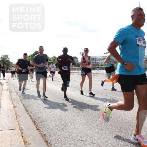 29.06.2025 - hella hamburg halbmarathon Lena Gebhardt http://msf.ph/oto/8383597 29.06.2025 10:02:51 Lombardsbrücke 5734, 624, 13184, 1968, 16654, 10128, 1128, 1254, 1414, 1482, 1702, 1733, 2685, 2712, 2780, 2782, 2810, 2819, 3225, 3630, 3780, 3919, 3976, 4066, 4204, 4613, 4665, 4904, 5734, 6208, 6217, 6708, 6752, 6815, 6860, 6997, 7049, 7210, 7211, 7323, 7869, 7888, 8003, 8364, 8481, 8483, 8614, 8624, 8662, 8749, 9006, 9131, 9439, 9554, 9986, 10128, 10295, 10539, 11191, 11250, 11515, 11670, 11702, 11782, 11935, 11968, 12169, 12422, 12908, 13664, 13874, 14224 meine-sportfotos.de