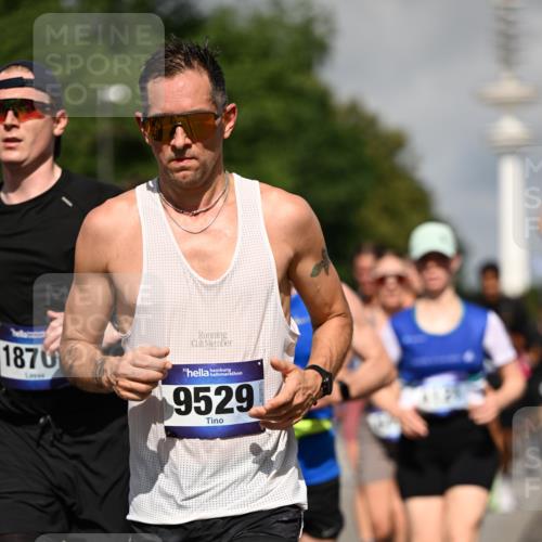 29.06.2025 - hella hamburg halbmarathon Dr. Thomas Lammeyer http://msf.ph/oto/8383609 29.06.2025 09:59:14 Kennedybrücke 1200, 1630, 1683, 1696, 1706, 1884, 2207, 2287, 2411, 2706, 2708, 3087, 3213, 3435, 3692, 3747, 3985, 4088, 4093, 4121, 4189, 4324, 4345, 4601, 4847, 4890, 5102, 5421, 5459, 5638, 5915, 6009, 6027, 6054, 6158, 6421, 6532, 6662, 6691, 6836, 6938, 7052, 7056, 7312, 7367, 7659, 8139, 8153, 8205, 8216, 8218, 8234, 8302, 8371, 8454, 8487, 8577, 8693, 8720, 8856, 8889, 8899, 8927, 8955, 8977, 9032, 9386, 9529, 9649, 9786, 9869, 9959, 10053, 10115, 10184, 10263, 10423, 11356 meine-sportfotos.de