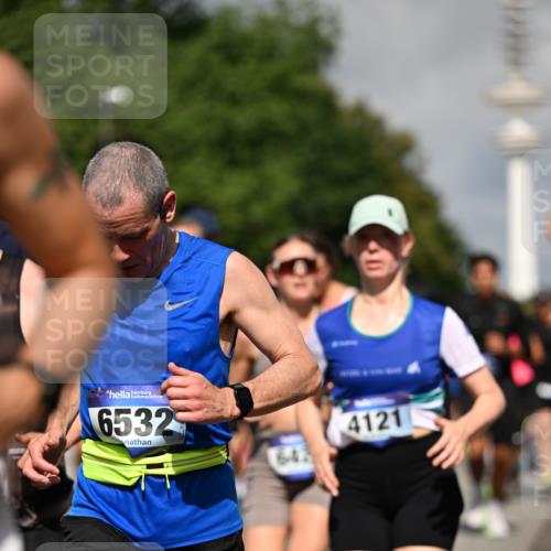 29.06.2025 - hella hamburg halbmarathon Dr. Thomas Lammeyer http://msf.ph/oto/8383637 29.06.2025 09:59:15 Kennedybrücke 1200, 1630, 1683, 1696, 1706, 1884, 2207, 2287, 2411, 2706, 2708, 3087, 3213, 3435, 3692, 3747, 3985, 4088, 4093, 4121, 4189, 4324, 4345, 4601, 4847, 4890, 5102, 5421, 5459, 5638, 5915, 6009, 6027, 6054, 6158, 6421, 6532, 6662, 6691, 6836, 6938, 7052, 7056, 7312, 7367, 7659, 8139, 8153, 8205, 8216, 8218, 8234, 8302, 8371, 8454, 8487, 8577, 8693, 8720, 8856, 8899, 8927, 8955, 8977, 9032, 9386, 9529, 9649, 9786, 9959, 10053, 10115, 10184, 10263, 11356 meine-sportfotos.de