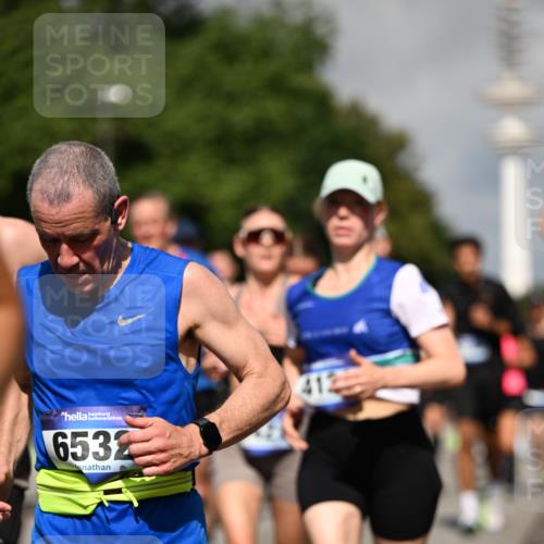 29.06.2025 - hella hamburg halbmarathon Dr. Thomas Lammeyer http://msf.ph/oto/8383667 29.06.2025 09:59:15 Kennedybrücke 1200, 1630, 1683, 1696, 1706, 1884, 2207, 2287, 2411, 2706, 2708, 3087, 3213, 3435, 3692, 3747, 3985, 4088, 4093, 4121, 4189, 4324, 4345, 4601, 4847, 4890, 5102, 5421, 5459, 5638, 5915, 6009, 6027, 6054, 6158, 6421, 6532, 6662, 6691, 6836, 6938, 7052, 7056, 7312, 7367, 7659, 8139, 8153, 8205, 8216, 8218, 8234, 8302, 8371, 8454, 8487, 8577, 8693, 8720, 8856, 8899, 8927, 8955, 8977, 9032, 9386, 9529, 9649, 9786, 9959, 10053, 10115, 10184, 10263, 11356 meine-sportfotos.de