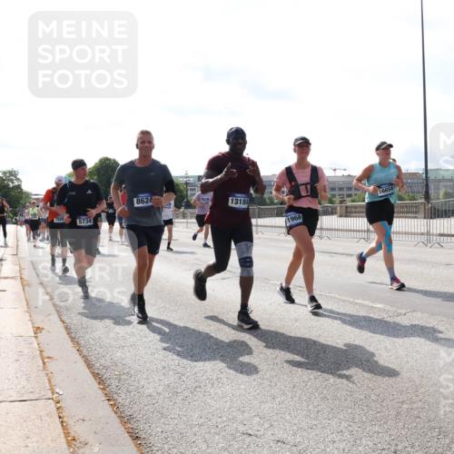 29.06.2025 - hella hamburg halbmarathon Lena Gebhardt http://msf.ph/oto/8383694 29.06.2025 10:02:51 Lombardsbrücke 8624, 7888, 5734, 13184, 16654, 1968, 1128, 1254, 1414, 1482, 1702, 1733, 2685, 2712, 2780, 2782, 2810, 2819, 3225, 3630, 3780, 3919, 3976, 4066, 4204, 4613, 4665, 4904, 5734, 6208, 6217, 6708, 6752, 6815, 6860, 6997, 7049, 7210, 7211, 7323, 7869, 7888, 8003, 8364, 8481, 8483, 8614, 8624, 8662, 8749, 9006, 9131, 9439, 9554, 9986, 10128, 10295, 10539, 11191, 11250, 11515, 11670, 11702, 11782, 11935, 11968, 12169, 12422, 12908, 13664, 13874, 14224 meine-sportfotos.de