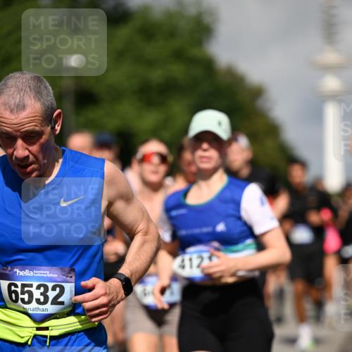 29.06.2025 - hella hamburg halbmarathon Dr. Thomas Lammeyer http://msf.ph/oto/8383696 29.06.2025 09:59:15 Kennedybrücke 1200, 1630, 1683, 1696, 1706, 1884, 2207, 2287, 2411, 2706, 2708, 3087, 3213, 3435, 3692, 3747, 3985, 4088, 4093, 4121, 4189, 4324, 4345, 4601, 4847, 4890, 5102, 5421, 5459, 5638, 5915, 6009, 6027, 6054, 6158, 6421, 6532, 6662, 6691, 6836, 6938, 7052, 7056, 7312, 7367, 7659, 8139, 8153, 8205, 8216, 8218, 8234, 8302, 8371, 8454, 8487, 8577, 8693, 8720, 8856, 8899, 8927, 8955, 8977, 9032, 9386, 9529, 9649, 9786, 9959, 10053, 10115, 10184, 10263, 11356 meine-sportfotos.de