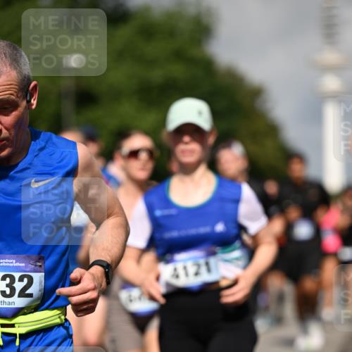 29.06.2025 - hella hamburg halbmarathon Dr. Thomas Lammeyer http://msf.ph/oto/8383727 29.06.2025 09:59:15 Kennedybrücke 1200, 1630, 1683, 1696, 1706, 1884, 2207, 2287, 2411, 2706, 2708, 3087, 3213, 3435, 3692, 3747, 3985, 4088, 4093, 4121, 4189, 4324, 4345, 4601, 4847, 4890, 5102, 5421, 5459, 5638, 5915, 6009, 6027, 6054, 6158, 6421, 6532, 6662, 6691, 6836, 6938, 7052, 7056, 7312, 7367, 7659, 8139, 8153, 8205, 8216, 8218, 8234, 8302, 8371, 8454, 8487, 8577, 8693, 8720, 8856, 8899, 8927, 8955, 8977, 9032, 9386, 9529, 9649, 9786, 9959, 10053, 10115, 10184, 10263, 11356 meine-sportfotos.de