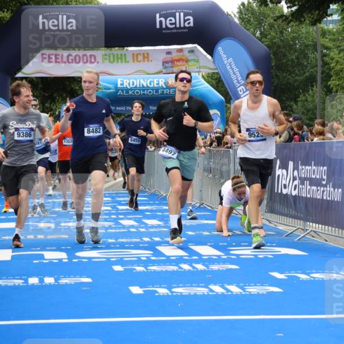 29.06.2025 - hella hamburg halbmarathon Strokosch-Dieckow http://msf.ph/oto/8383732 29.06.2025 10:46:30 Ziel 2222, 2842, 4237, 4497, 5459, 6421, 6978, 7335, 8482, 8981, 9051, 9232, 9386, 9529, 9786, 11185, 11773, 12891, 13525, 13554, 14045, 14228, 14482, 15026, 15133, 15157, 15206, 17281, 17461, 18637, 18882, 19209 meine-sportfotos.de