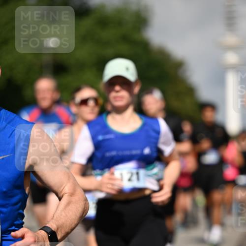 29.06.2025 - hella hamburg halbmarathon Dr. Thomas Lammeyer http://msf.ph/oto/8383759 29.06.2025 09:59:16 Kennedybrücke 1200, 1461, 1630, 1683, 1696, 1706, 1884, 2207, 2287, 2411, 2706, 2708, 3087, 3213, 3435, 3692, 3747, 3985, 4088, 4093, 4121, 4189, 4324, 4345, 4601, 4847, 4890, 5102, 5421, 5459, 5638, 5915, 6009, 6027, 6054, 6421, 6532, 6662, 6691, 6836, 6938, 7052, 7056, 7312, 7367, 7659, 8139, 8153, 8205, 8216, 8218, 8234, 8302, 8371, 8454, 8487, 8577, 8693, 8720, 8856, 8899, 8927, 8955, 8977, 9386, 9529, 9786, 9959, 10053, 10115, 10184, 10263, 11356 meine-sportfotos.de