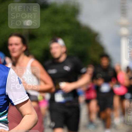 29.06.2025 - hella hamburg halbmarathon Dr. Thomas Lammeyer http://msf.ph/oto/8383909 29.06.2025 09:59:16 Kennedybrücke 1200, 1461, 1630, 1683, 1696, 1706, 1884, 2207, 2287, 2411, 2706, 2708, 3087, 3213, 3435, 3692, 3747, 3985, 4088, 4093, 4121, 4189, 4324, 4345, 4601, 4847, 4890, 5102, 5421, 5459, 5638, 5915, 6009, 6027, 6054, 6421, 6532, 6662, 6691, 6836, 6938, 7052, 7056, 7312, 7367, 7659, 8139, 8153, 8205, 8216, 8218, 8234, 8302, 8371, 8454, 8487, 8577, 8693, 8720, 8856, 8899, 8927, 8955, 8977, 9386, 9529, 9786, 9959, 10053, 10115, 10184, 10263, 11356 meine-sportfotos.de
