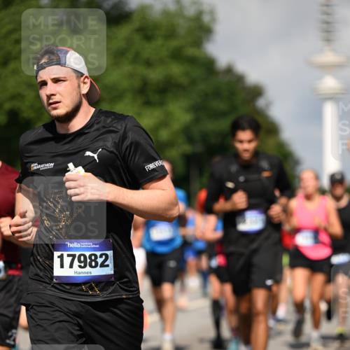 29.06.2025 - hella hamburg halbmarathon Dr. Thomas Lammeyer http://msf.ph/oto/8383964 29.06.2025 09:59:17 Kennedybrücke 1200, 1461, 1630, 1683, 1696, 1706, 1884, 2207, 2287, 2411, 2706, 2708, 3087, 3213, 3435, 3654, 3692, 3985, 4088, 4121, 4189, 4324, 4345, 4601, 4847, 4890, 5102, 5421, 5459, 5638, 5915, 6009, 6027, 6054, 6421, 6532, 6662, 6691, 6836, 6938, 7052, 7056, 7269, 7312, 7367, 7657, 8139, 8153, 8205, 8216, 8218, 8234, 8302, 8371, 8454, 8487, 8577, 8693, 8720, 8856, 8899, 8927, 8955, 8977, 9386, 9529, 9786, 9959, 10053, 10115, 10184, 10263, 11356 meine-sportfotos.de