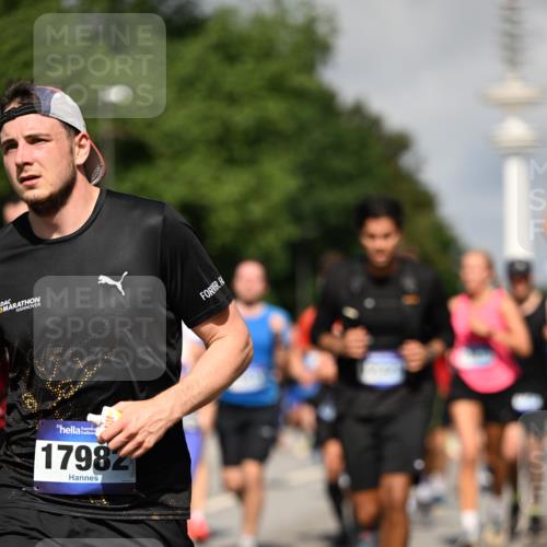 29.06.2025 - hella hamburg halbmarathon Dr. Thomas Lammeyer http://msf.ph/oto/8384000 29.06.2025 09:59:17 Kennedybrücke 1200, 1461, 1630, 1683, 1696, 1706, 1884, 2207, 2287, 2411, 2706, 2708, 3087, 3213, 3435, 3654, 3692, 3985, 4088, 4121, 4189, 4324, 4345, 4601, 4847, 4890, 5102, 5421, 5459, 5638, 5915, 6009, 6027, 6054, 6421, 6532, 6662, 6691, 6836, 6938, 7052, 7056, 7269, 7312, 7367, 7657, 8139, 8153, 8205, 8216, 8218, 8234, 8302, 8371, 8454, 8487, 8577, 8693, 8720, 8856, 8899, 8927, 8955, 8977, 9386, 9529, 9786, 9959, 10053, 10115, 10184, 10263, 11356 meine-sportfotos.de