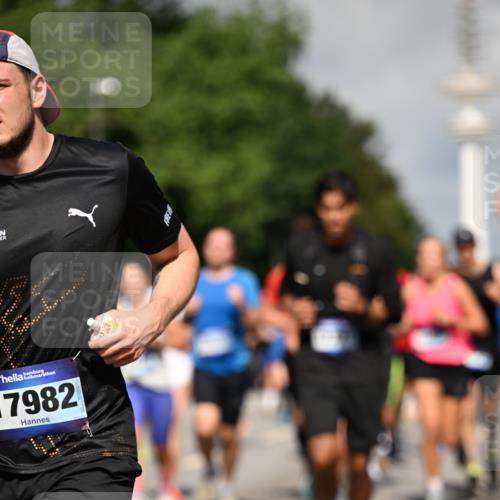29.06.2025 - hella hamburg halbmarathon Dr. Thomas Lammeyer http://msf.ph/oto/8384023 29.06.2025 09:59:17 Kennedybrücke 1200, 1461, 1630, 1683, 1696, 1706, 1884, 2207, 2287, 2411, 2706, 2708, 3087, 3213, 3435, 3654, 3692, 3985, 4088, 4121, 4189, 4324, 4345, 4601, 4847, 4890, 5102, 5421, 5459, 5638, 5915, 6009, 6027, 6054, 6421, 6532, 6662, 6691, 6836, 6938, 7052, 7056, 7269, 7312, 7367, 7657, 8139, 8153, 8205, 8216, 8218, 8234, 8302, 8371, 8454, 8487, 8577, 8693, 8720, 8856, 8899, 8927, 8955, 8977, 9386, 9529, 9786, 9959, 10053, 10115, 10184, 10263, 11356 meine-sportfotos.de