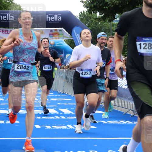 29.06.2025 - hella hamburg halbmarathon Strokosch-Dieckow http://msf.ph/oto/8384025 29.06.2025 10:46:27 Ziel 1600, 2222, 2842, 4237, 4497, 5459, 6421, 6978, 7335, 8142, 8482, 8981, 9232, 9386, 9529, 9786, 11185, 11773, 12171, 12651, 12891, 13525, 13698, 14045, 14228, 14482, 15157, 15206, 16127, 17281, 17461, 18211, 18637, 18882, 19209 meine-sportfotos.de
