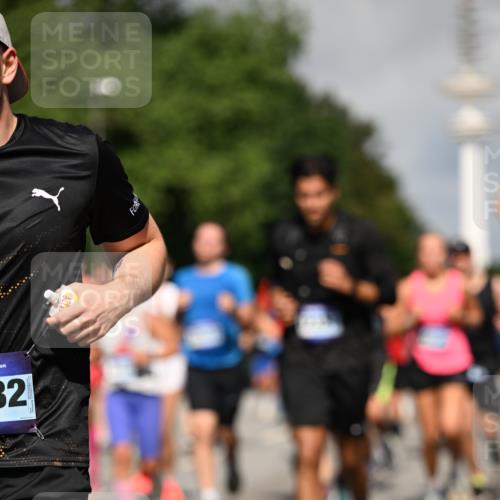 29.06.2025 - hella hamburg halbmarathon Dr. Thomas Lammeyer http://msf.ph/oto/8384044 29.06.2025 09:59:17 Kennedybrücke 1200, 1461, 1630, 1683, 1696, 1706, 1884, 2207, 2287, 2411, 2706, 2708, 3087, 3213, 3435, 3654, 3692, 3985, 4088, 4121, 4189, 4324, 4345, 4601, 4847, 4890, 5102, 5421, 5459, 5638, 5915, 6009, 6027, 6054, 6421, 6532, 6662, 6691, 6836, 6938, 7052, 7056, 7269, 7312, 7367, 7657, 8139, 8153, 8205, 8216, 8218, 8234, 8302, 8371, 8454, 8487, 8577, 8693, 8720, 8856, 8899, 8927, 8955, 8977, 9386, 9529, 9786, 9959, 10053, 10115, 10184, 10263, 11356 meine-sportfotos.de