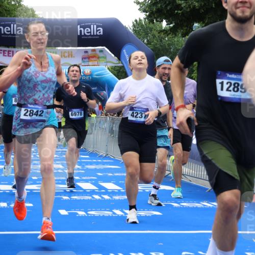 29.06.2025 - hella hamburg halbmarathon Strokosch-Dieckow http://msf.ph/oto/8384048 29.06.2025 10:46:26 Ziel 1600, 2222, 2842, 4237, 4497, 5459, 6421, 6691, 6978, 7335, 8142, 8482, 8981, 9232, 9386, 9529, 9786, 11185, 11773, 12171, 12651, 12891, 13698, 14045, 14228, 14482, 15157, 15206, 16127, 17281, 17461, 18118, 18211, 18637, 18882, 19209 meine-sportfotos.de