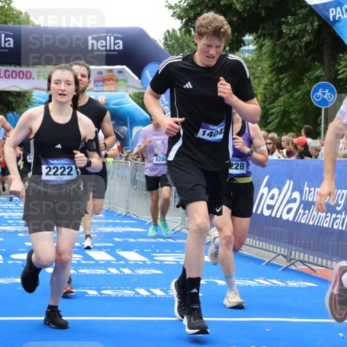 29.06.2025 - hella hamburg halbmarathon Strokosch-Dieckow http://msf.ph/oto/8384076 29.06.2025 10:46:25 Ziel 1600, 2222, 2842, 4237, 4497, 5459, 6421, 6691, 6978, 7335, 8142, 8482, 8981, 9232, 9386, 9529, 9786, 11185, 11773, 12171, 12651, 12891, 13698, 14045, 14200, 14228, 14262, 14482, 15157, 16127, 17281, 17461, 18118, 18211, 18637, 18882, 19209 meine-sportfotos.de