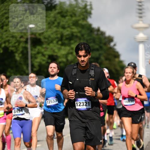 29.06.2025 - hella hamburg halbmarathon Dr. Thomas Lammeyer http://msf.ph/oto/8384084 29.06.2025 09:59:18 Kennedybrücke 1200, 1461, 1630, 1683, 1696, 1706, 1884, 2207, 2287, 2411, 2706, 2708, 3087, 3213, 3435, 3654, 3692, 3985, 4088, 4121, 4189, 4324, 4345, 4601, 4847, 4890, 5102, 5421, 5459, 5638, 5915, 6009, 6027, 6054, 6421, 6532, 6691, 6836, 6938, 7052, 7056, 7269, 7312, 7367, 7657, 8139, 8153, 8205, 8216, 8218, 8234, 8302, 8371, 8454, 8487, 8577, 8720, 8856, 8899, 8927, 8955, 8977, 9386, 9491, 9529, 9786, 9959, 10053, 10115, 10184, 10263, 11356 meine-sportfotos.de