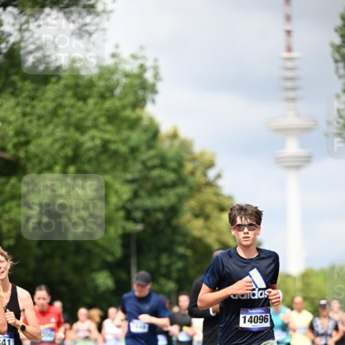 29.06.2025 - hella hamburg halbmarathon Dr. Thomas Lammeyer http://msf.ph/oto/8384144 29.06.2025 10:42:49 Kennedybrücke 1457, 1596, 1721, 1791, 2113, 2151, 2486, 2693, 2786, 3094, 3095, 3242, 3323, 3338, 3716, 3841, 3927, 4139, 4155, 4259, 4260, 5085, 5089, 5155, 5161, 5300, 5713, 6199, 6200, 6695, 6696, 6751, 6930, 7117, 7118, 7119, 7165, 7371, 7552, 7561, 7692, 7849, 7914, 8583, 8615, 8635, 8747, 9004, 9424, 9500, 9689, 9699, 10584 meine-sportfotos.de