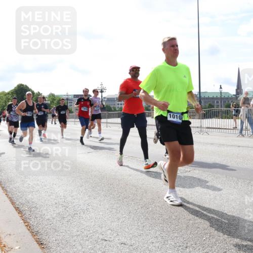 29.06.2025 - hella hamburg halbmarathon Lena Gebhardt http://msf.ph/oto/8384303 29.06.2025 10:15:45 Lombardsbrücke 13818, 7350, 9192, 1010, 1156, 1440, 1651, 2076, 2110, 2436, 2720, 2989, 3167, 3417, 4007, 4466, 4492, 4494, 5069, 5271, 5423, 5739, 6376, 6576, 7452, 7809, 7810, 7897, 7941, 7942, 8256, 8554, 8746, 8885, 9192, 9307, 9423, 9657, 9675, 9784, 9847, 9997, 10108, 10608, 10775, 10858, 11113, 11303, 11478, 11774, 11783, 11818, 12427, 12457, 12469, 12521, 13179, 13197, 13453, 13500, 13818, 13951, 14413, 14423, 14550, 14552, 15150, 15307, 15740 meine-sportfotos.de
