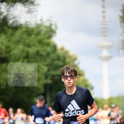 29.06.2025 - hella hamburg halbmarathon Dr. Thomas Lammeyer http://msf.ph/oto/8384399 29.06.2025 10:42:51 Kennedybrücke 1457, 1596, 1721, 2113, 2151, 2486, 2693, 2786, 3094, 3095, 3242, 3323, 3338, 3841, 3927, 4139, 4155, 4259, 4260, 5085, 5089, 5155, 5161, 5300, 6199, 6200, 6695, 6696, 6751, 7117, 7118, 7119, 7165, 7371, 7552, 7561, 7692, 7849, 7914, 8583, 8635, 8747, 9004, 9424, 9500, 9689, 9699, 10584 meine-sportfotos.de