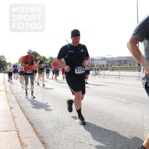 29.06.2025 - hella hamburg halbmarathon Lena Gebhardt http://msf.ph/oto/8384407 29.06.2025 10:02:53 Lombardsbrücke 7888, 5734, 8624, 1128, 1414, 1482, 1702, 1733, 2685, 2712, 2780, 2782, 2810, 2819, 3225, 3572, 3630, 3780, 3919, 3976, 4066, 4204, 4613, 4665, 4904, 5734, 6208, 6217, 6708, 6752, 6815, 6860, 6997, 7049, 7210, 7211, 7323, 7869, 7888, 8003, 8364, 8481, 8483, 8614, 8624, 8662, 8749, 9006, 9131, 9439, 9554, 9986, 10128, 10295, 10539, 10824, 11250, 11515, 11670, 11702, 11782, 11935, 11968, 12169, 12422, 12908, 13036, 13664, 13874, 14224 meine-sportfotos.de
