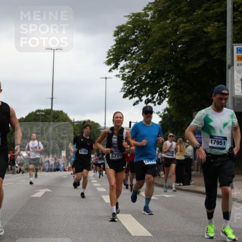 29.06.2025 - hella hamburg halbmarathon Yannick Fuchs http://msf.ph/oto/8384442 29.06.2025 10:55:09 20KM 1188, 1453, 1823, 2426, 2661, 3698, 5379, 5602, 5603, 5613, 5775, 6674, 6708, 6921, 7250, 7306, 7759, 7761, 8177, 8483, 9071, 9453, 9611, 9984, 10295, 10882, 11515, 12377, 12789, 12908, 13459, 13516, 13558, 15008, 16621, 17145, 17181, 17226, 17670, 17951, 18133, 18757, 19242 meine-sportfotos.de
