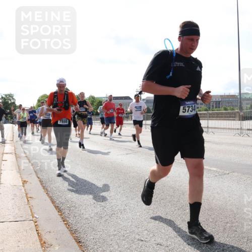 29.06.2025 - hella hamburg halbmarathon Lena Gebhardt http://msf.ph/oto/8384501 29.06.2025 10:02:53 Lombardsbrücke 12908, 7888, 15217, 16233, 5734, 1128, 1414, 1482, 1702, 1733, 2685, 2712, 2780, 2782, 2810, 2819, 3225, 3572, 3630, 3780, 3919, 3976, 4066, 4204, 4613, 4665, 4904, 5734, 6208, 6217, 6708, 6752, 6815, 6860, 6997, 7049, 7210, 7211, 7323, 7869, 7888, 8003, 8364, 8481, 8483, 8614, 8624, 8662, 8749, 9006, 9131, 9439, 9554, 9986, 10128, 10295, 10539, 10824, 11250, 11515, 11670, 11702, 11782, 11935, 11968, 12169, 12422, 12908, 13036, 13664, 13874, 14224 meine-sportfotos.de