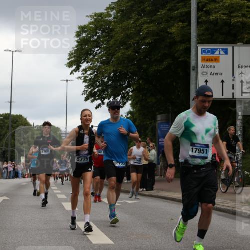 29.06.2025 - hella hamburg halbmarathon Yannick Fuchs http://msf.ph/oto/8384502 29.06.2025 10:55:09 20KM 1188, 1453, 1823, 2426, 2661, 3698, 5379, 5602, 5603, 5613, 5775, 6674, 6708, 6921, 7250, 7306, 7759, 7761, 8177, 8483, 9071, 9453, 9611, 9984, 10295, 10882, 11515, 12377, 12789, 12908, 13459, 13516, 13558, 15008, 16621, 17145, 17181, 17226, 17670, 17951, 18133, 18757, 19242 meine-sportfotos.de
