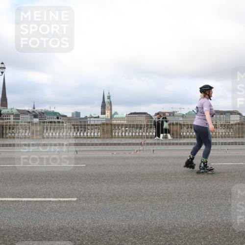 29.06.2025 - hella hamburg halbmarathon Lena Gebhardt http://msf.ph/oto/8384567 29.06.2025 09:15:26 Lombardsbrücke  meine-sportfotos.de