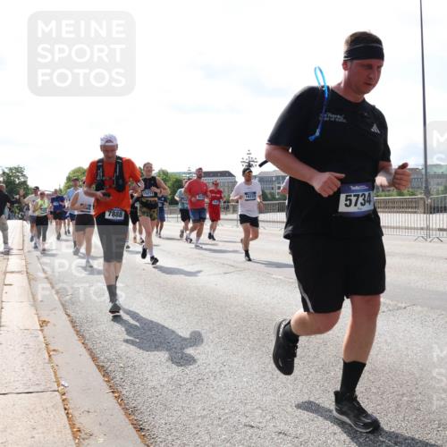 29.06.2025 - hella hamburg halbmarathon Lena Gebhardt http://msf.ph/oto/8384588 29.06.2025 10:02:53 Lombardsbrücke 7888, 15217, 681, 16233, 5734, 1128, 1414, 1482, 1702, 1733, 2685, 2712, 2780, 2782, 2810, 2819, 3225, 3572, 3630, 3780, 3919, 3976, 4066, 4204, 4613, 4665, 4904, 5734, 6208, 6217, 6708, 6752, 6815, 6860, 6997, 7049, 7210, 7211, 7323, 7869, 7888, 8003, 8364, 8481, 8483, 8614, 8624, 8662, 8749, 9006, 9131, 9439, 9554, 9986, 10128, 10295, 10539, 10824, 11250, 11515, 11670, 11702, 11782, 11935, 11968, 12169, 12422, 12908, 13036, 13664, 13874, 14224 meine-sportfotos.de