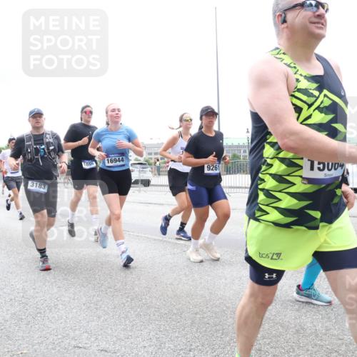 29.06.2025 - hella hamburg halbmarathon Lena Gebhardt http://msf.ph/oto/8384595 29.06.2025 10:49:41 Lombardsbrücke 3183, 1805, 16944, 9261, 13004, 12, 1040, 1041, 1487, 1511, 1525, 1625, 1805, 1888, 2067, 2212, 2466, 2527, 2541, 2668, 2862, 2927, 2997, 3070, 3183, 3232, 3383, 3943, 4525, 4527, 4589, 4769, 4809, 4870, 5076, 5106, 5463, 5552, 5694, 6191, 6694, 6989, 7301, 7305, 7339, 7366, 7650, 7679, 7931, 7936, 8065, 8549, 9015, 9162, 9245, 9261, 10033, 10038, 10130, 10333, 10403, 10479, 10683, 10704, 11558, 11631, 12124, 12388, 13764, 14545, 14692 meine-sportfotos.de