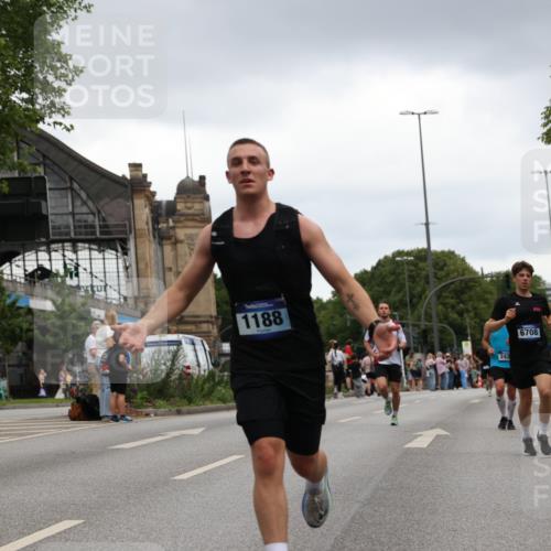 29.06.2025 - hella hamburg halbmarathon Yannick Fuchs http://msf.ph/oto/8384633 29.06.2025 10:55:09 20KM 1188, 1453, 1823, 2426, 2661, 3698, 5379, 5602, 5603, 5613, 5775, 6674, 6708, 6921, 7250, 7306, 7759, 7761, 8177, 8483, 9071, 9453, 9611, 9984, 10295, 10882, 11515, 12377, 12789, 12908, 13459, 13516, 13558, 15008, 16621, 17145, 17181, 17226, 17670, 17951, 18133, 18757, 19242 meine-sportfotos.de
