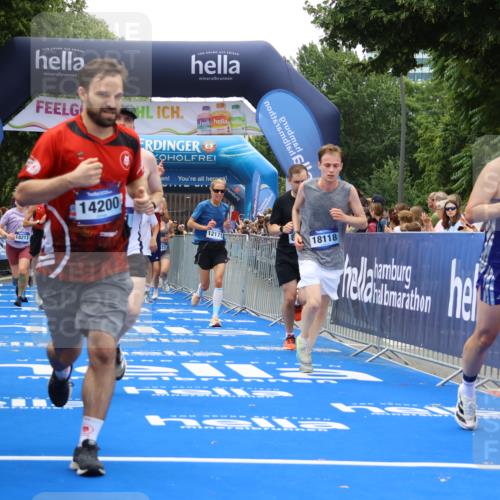 29.06.2025 - hella hamburg halbmarathon Strokosch-Dieckow http://msf.ph/oto/8384790 29.06.2025 10:46:19 Ziel 1569, 1600, 2048, 2222, 2590, 2842, 3056, 4237, 4949, 6388, 6421, 6691, 6978, 7335, 8142, 8981, 9497, 10796, 11185, 11773, 12171, 12651, 12891, 13698, 14045, 14200, 14228, 14262, 14482, 15157, 16127, 17190, 18118, 18211, 18637, 19209 meine-sportfotos.de