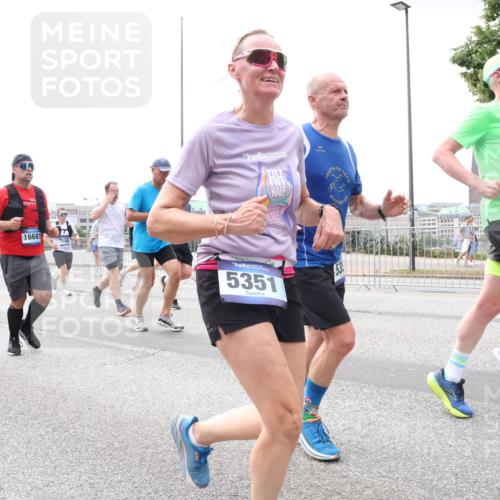 29.06.2025 - hella hamburg halbmarathon Lena Gebhardt http://msf.ph/oto/8384795 29.06.2025 10:40:27 Lombardsbrücke 13, 575, 16681, 7, 5351, 53, 1341, 1018, 1037, 1058, 1291, 1323, 1691, 2019, 2042, 2109, 2173, 2206, 2254, 2515, 2572, 2762, 2763, 2866, 2888, 3237, 3293, 3295, 3306, 3515, 3607, 3808, 3810, 4044, 4173, 4271, 4411, 4471, 4612, 4756, 4906, 4972, 5059, 5113, 5263, 5351, 5352, 5702, 5877, 5901, 5975, 6076, 6097, 6163, 6229, 6278, 6280, 6363, 6463, 6548, 6673, 6750, 6866, 6876, 6890, 6920, 7108, 7174, 7675, 7850, 7956, 8307, 8378, 8391 meine-sportfotos.de