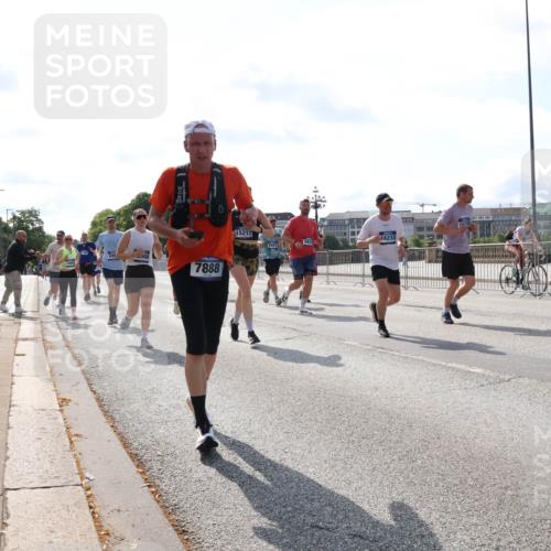 29.06.2025 - hella hamburg halbmarathon Lena Gebhardt http://msf.ph/oto/8384866 29.06.2025 10:02:54 Lombardsbrücke 7888, 16237, 15217, 6819, 16233, 1414, 1482, 1702, 1733, 2685, 2712, 2780, 2782, 2810, 2819, 3225, 3572, 3630, 3780, 3919, 3976, 4066, 4204, 4613, 4665, 4904, 5734, 6208, 6217, 6752, 6815, 6860, 6997, 7049, 7210, 7211, 7869, 7888, 8003, 8364, 8481, 8483, 8614, 8624, 8662, 8749, 9006, 9131, 9439, 9554, 9986, 10128, 10295, 10539, 10824, 11250, 11515, 11670, 11702, 11782, 11935, 11968, 12169, 12177, 12422, 12908, 13036, 13664, 13874, 14224 meine-sportfotos.de