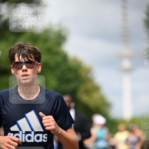 29.06.2025 - hella hamburg halbmarathon Dr. Thomas Lammeyer http://msf.ph/oto/8384952 29.06.2025 10:42:52 Kennedybrücke 1457, 1596, 1721, 2113, 2151, 2486, 2693, 2786, 3094, 3095, 3242, 3323, 3338, 3841, 3927, 4139, 4155, 4259, 4260, 5085, 5089, 5155, 5161, 5300, 6199, 6200, 6695, 6696, 6751, 7117, 7118, 7119, 7165, 7371, 7552, 7561, 7692, 7849, 7914, 8583, 8635, 8747, 9004, 9424, 9500, 9689, 9699, 10584 meine-sportfotos.de