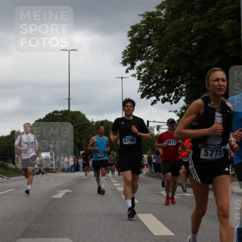 29.06.2025 - hella hamburg halbmarathon Yannick Fuchs http://msf.ph/oto/8384988 29.06.2025 10:55:11 20KM 1188, 1453, 1823, 2426, 2661, 3698, 5379, 5602, 5603, 5613, 5775, 6674, 6708, 6921, 7250, 7306, 7759, 7761, 8177, 8483, 9071, 9453, 9611, 9752, 9984, 10295, 10882, 11515, 12377, 12789, 12908, 13516, 13558, 15008, 16614, 16621, 17145, 17181, 17226, 17670, 17951, 18133, 18757, 19242 meine-sportfotos.de